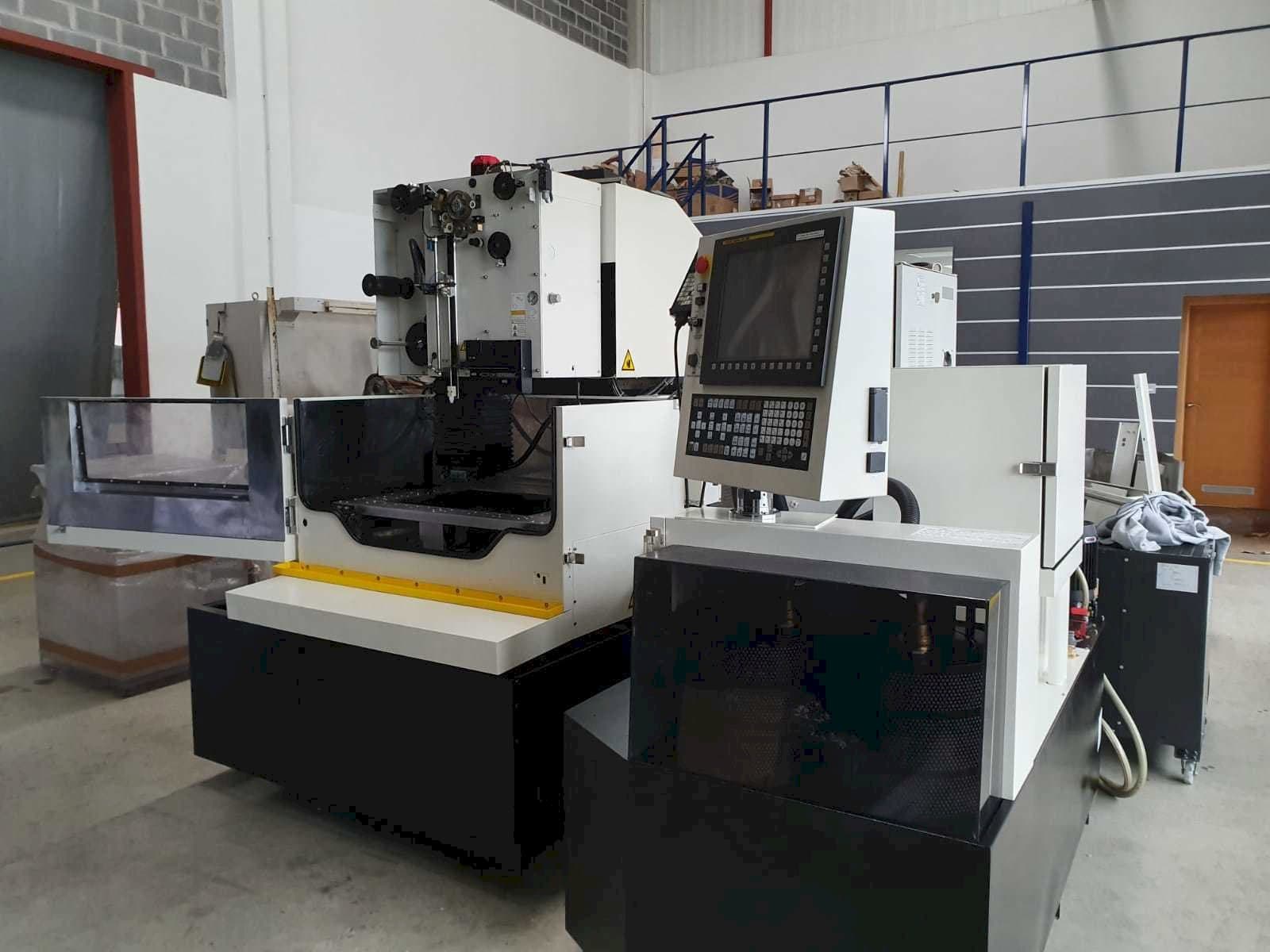 FANUC Robocut α-1iE-maskinen framifrån