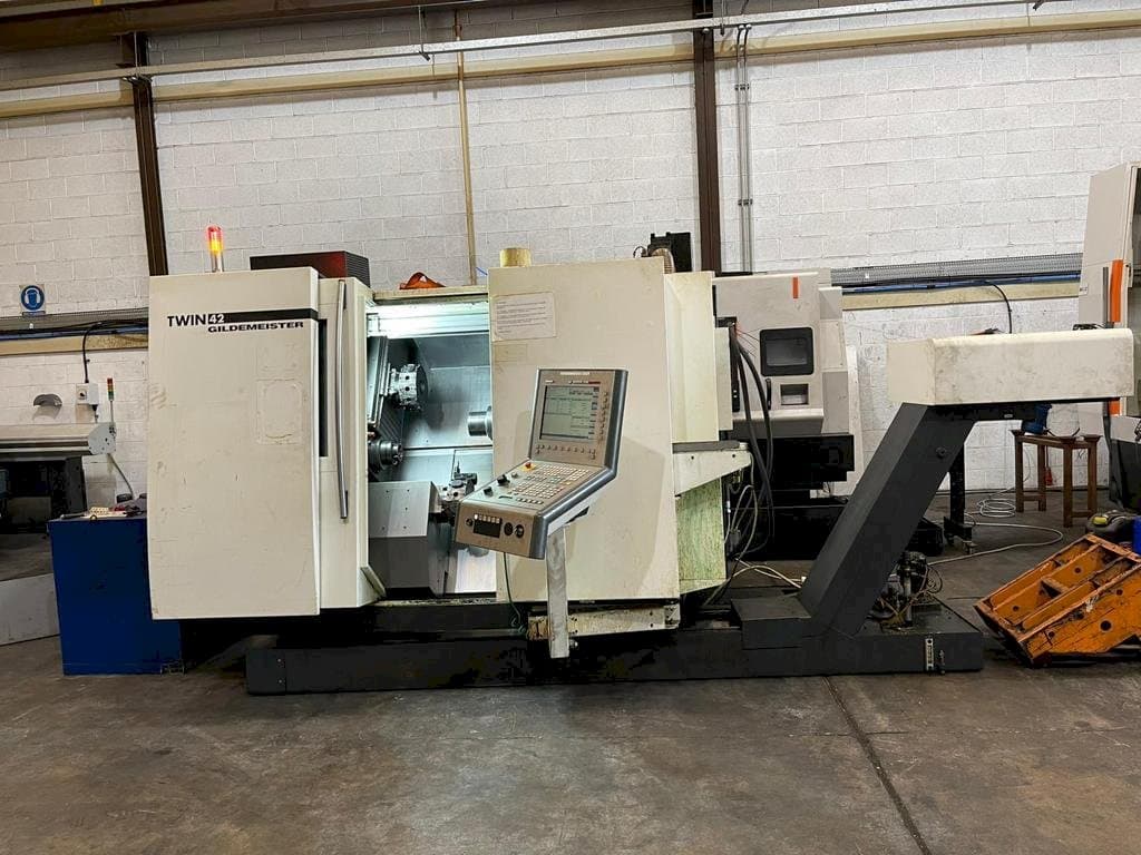 DMG GILDEMEISTER TWIN 42 Rg1-maskinen framifrån