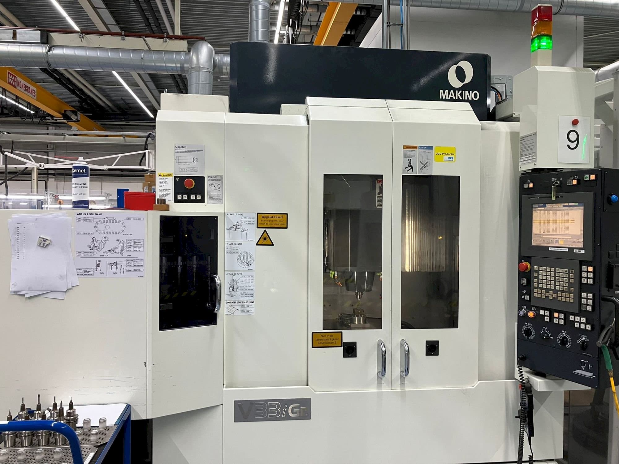 Makino V33i Graphite-maskinen framifrån