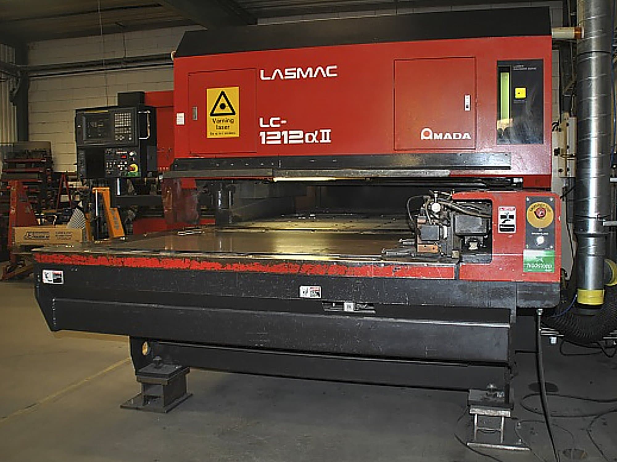 AMADA-maskinen framifrånLC-1212 Alpha II