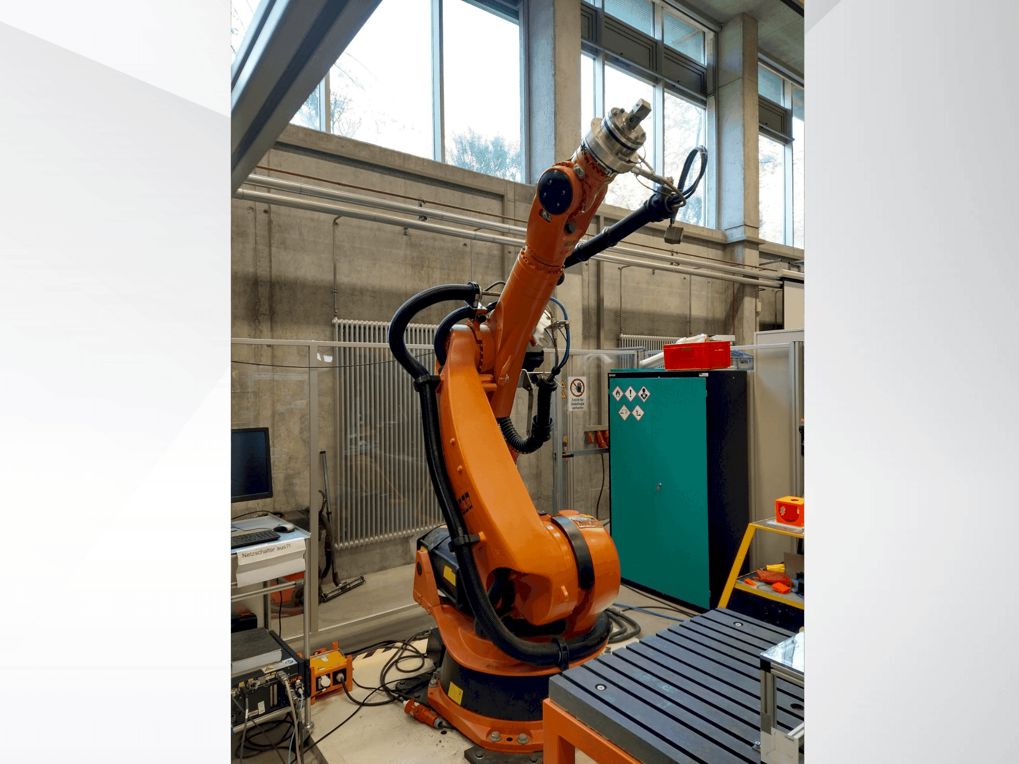 KUKA KR 240-2 2000-maskinen framifrån