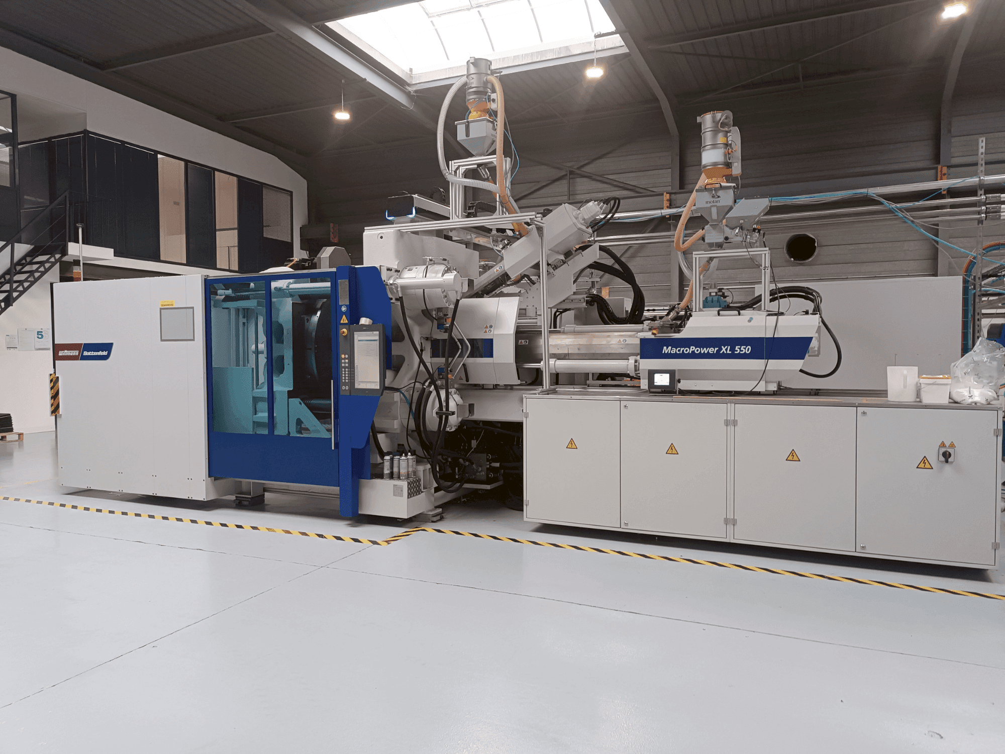 Battenfeld MacroPower 550XL 2250H-350S 3K-maskinen framifrån