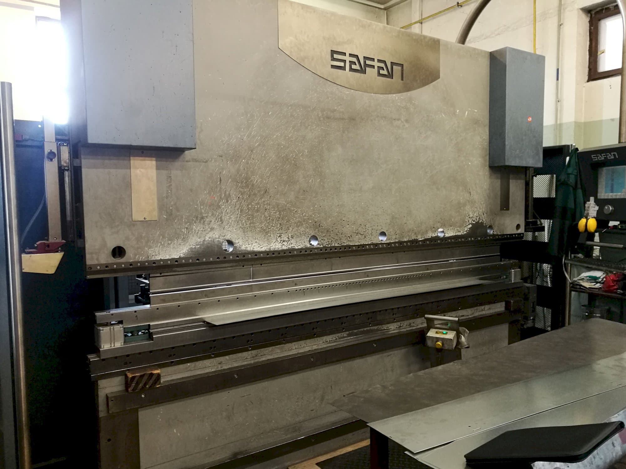 Safan-maskinen sedd från vänsterCNCL-K 120-3100 TS1