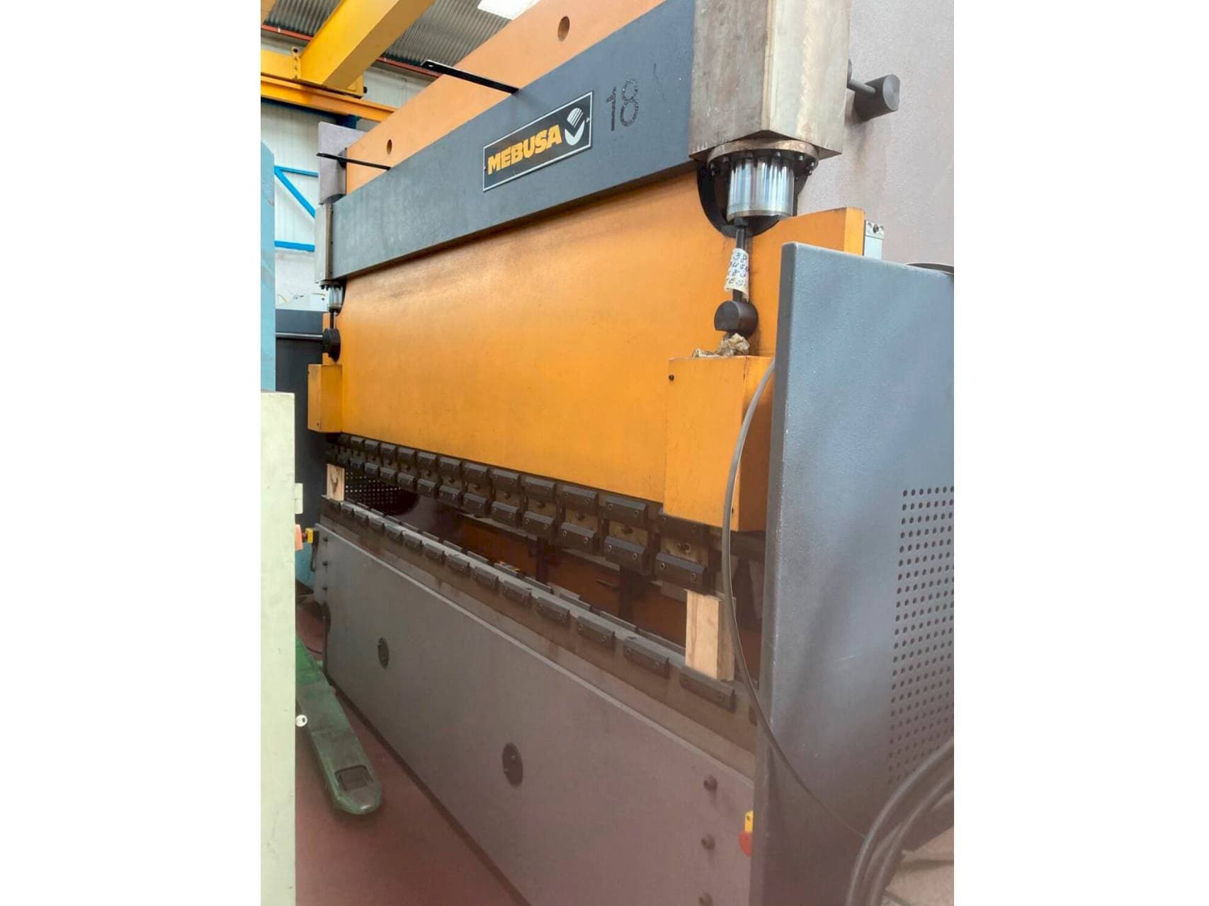 MEBUSA PH80/30SY-maskinen framifrån