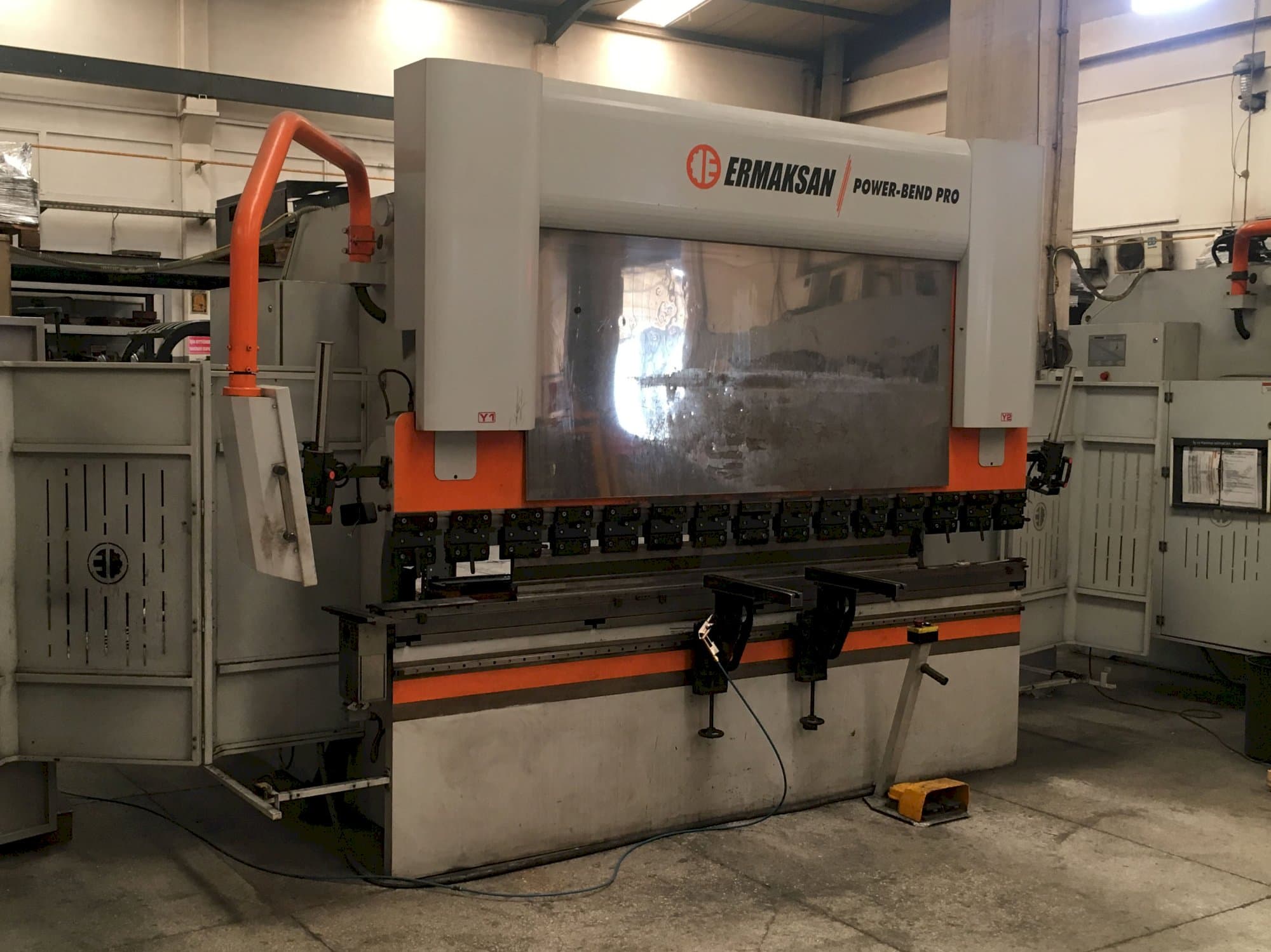 ERMAKSAN-maskinen sedd från vänsterPOWER-BEND PRO 3100x135