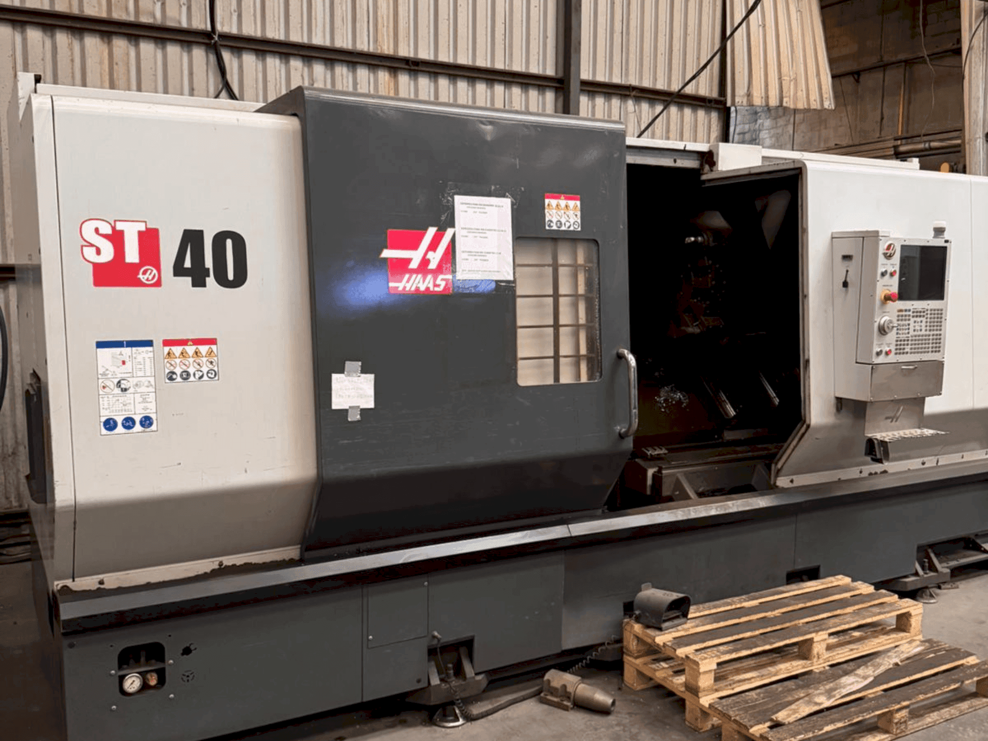 HAAS ST-40-maskinen framifrån