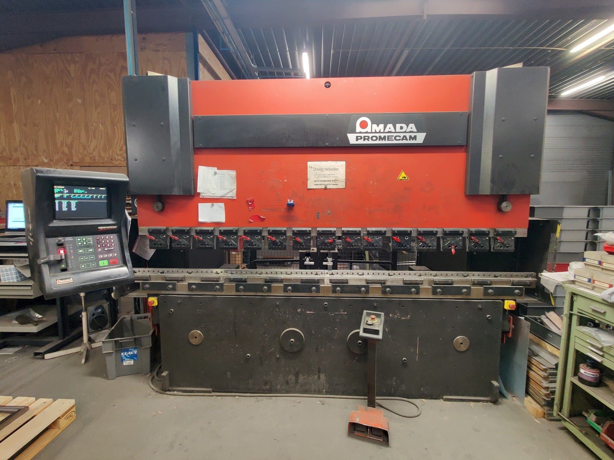 AMADA HFBO 125 30-maskinen framifrån