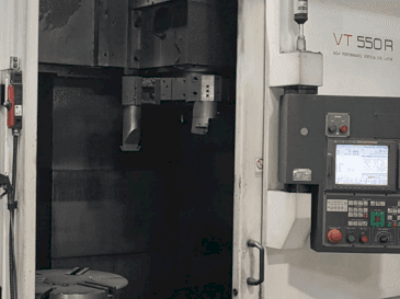 HWACHEON VT550R-maskinen framifrån