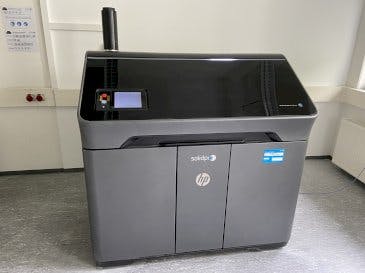 HP Jet Fusion 580 Color 3D printer-maskinen framifrån