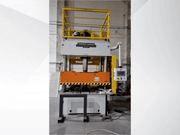 HIDROLIKSAN PH4C 200T-maskinen framifrån