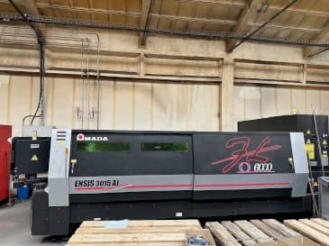 AMADA ENSIS-3015 AJ-maskinen framifrån