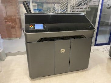 HP Jet Fusion 580 Color 3D printer M2K85A-maskinen framifrån