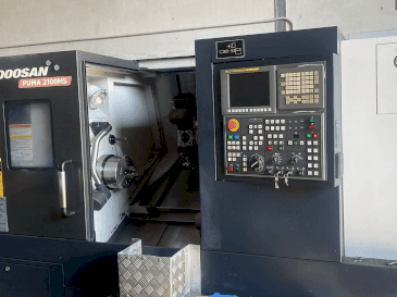 DOOSAN PUMA 2100MS-maskinen framifrån