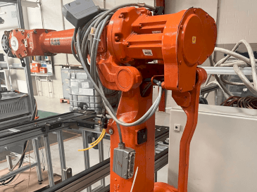 ABB IRB 2400 M2004-maskinen framifrån