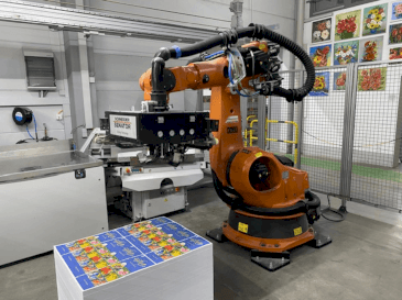 KUKA KR140-3 COMP-maskinen framifrån