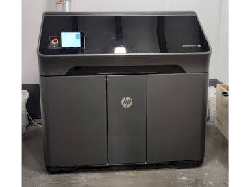 HP MJF 580-maskinen framifrån