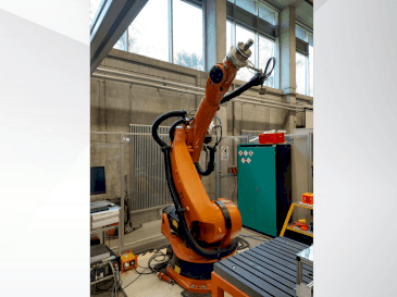 KUKA KR 240-2 2000-maskinen framifrån