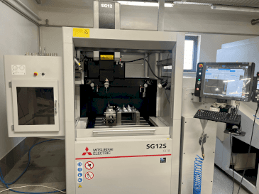 Mitsubishi SG12S-maskinen framifrån