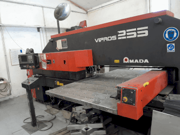 AMADA Vipros 255-maskinen framifrån