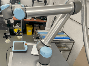 Universal Robots UR10-maskinen framifrån