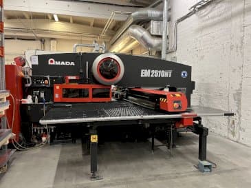 AMADA EM2510NT-maskinen framifrån