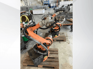 KUKA KR16-maskinen framifrån