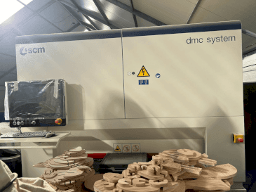 SCM DMC SYSTEM-maskinen framifrån