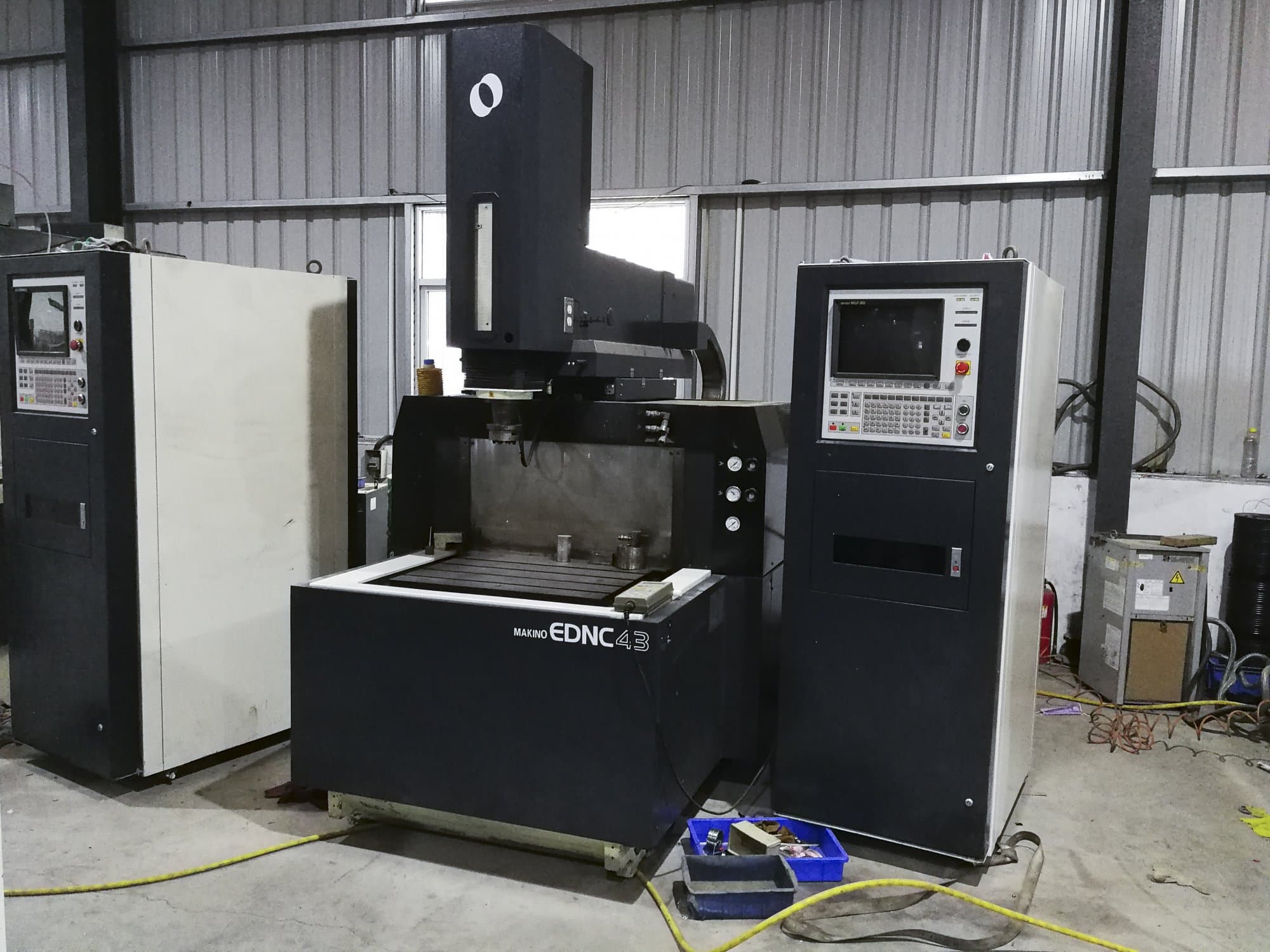 Makino-maskinen framifrånEDNC43