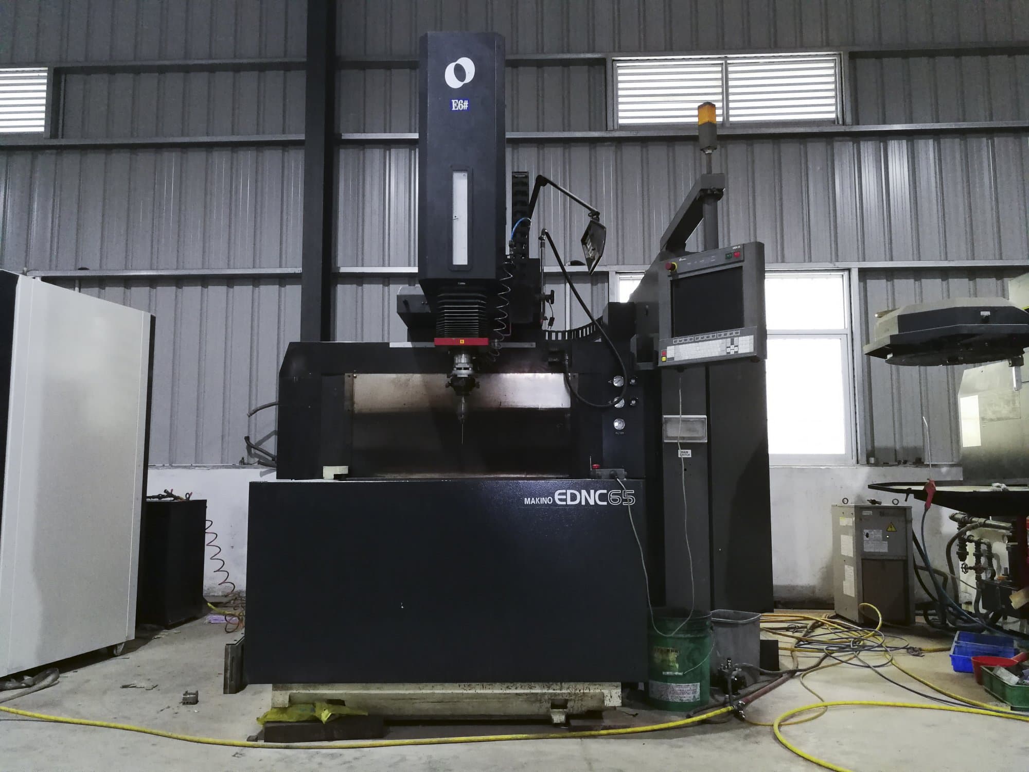 Makino-maskinen framifrånEDNC65