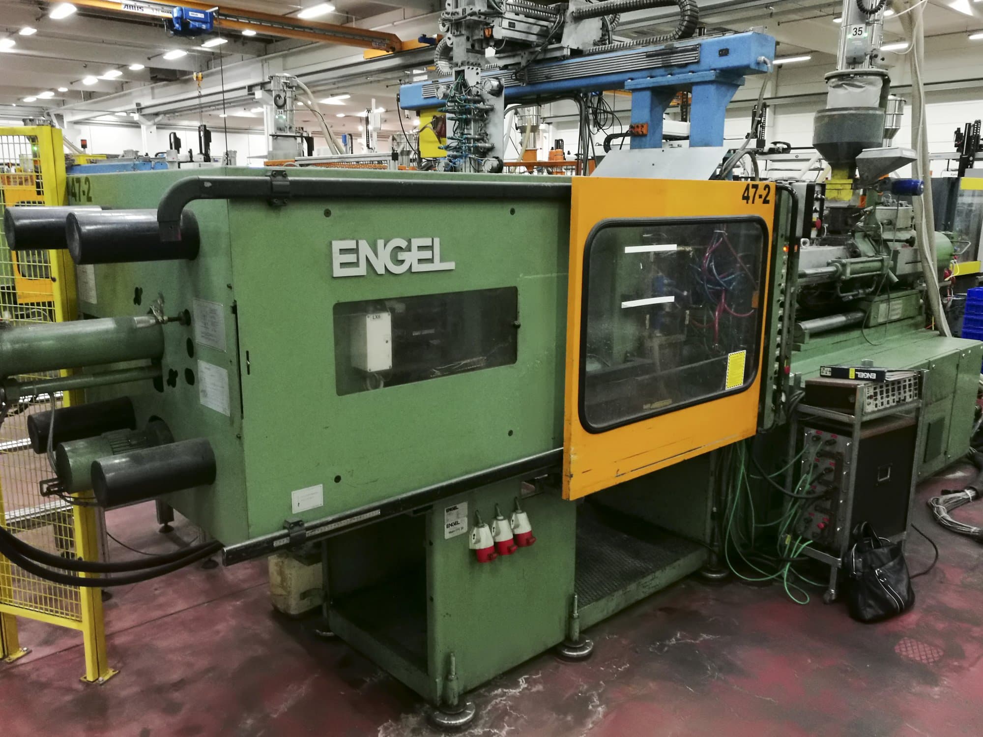 ENGEL-maskinen sedd från vänsterES 1300/200
