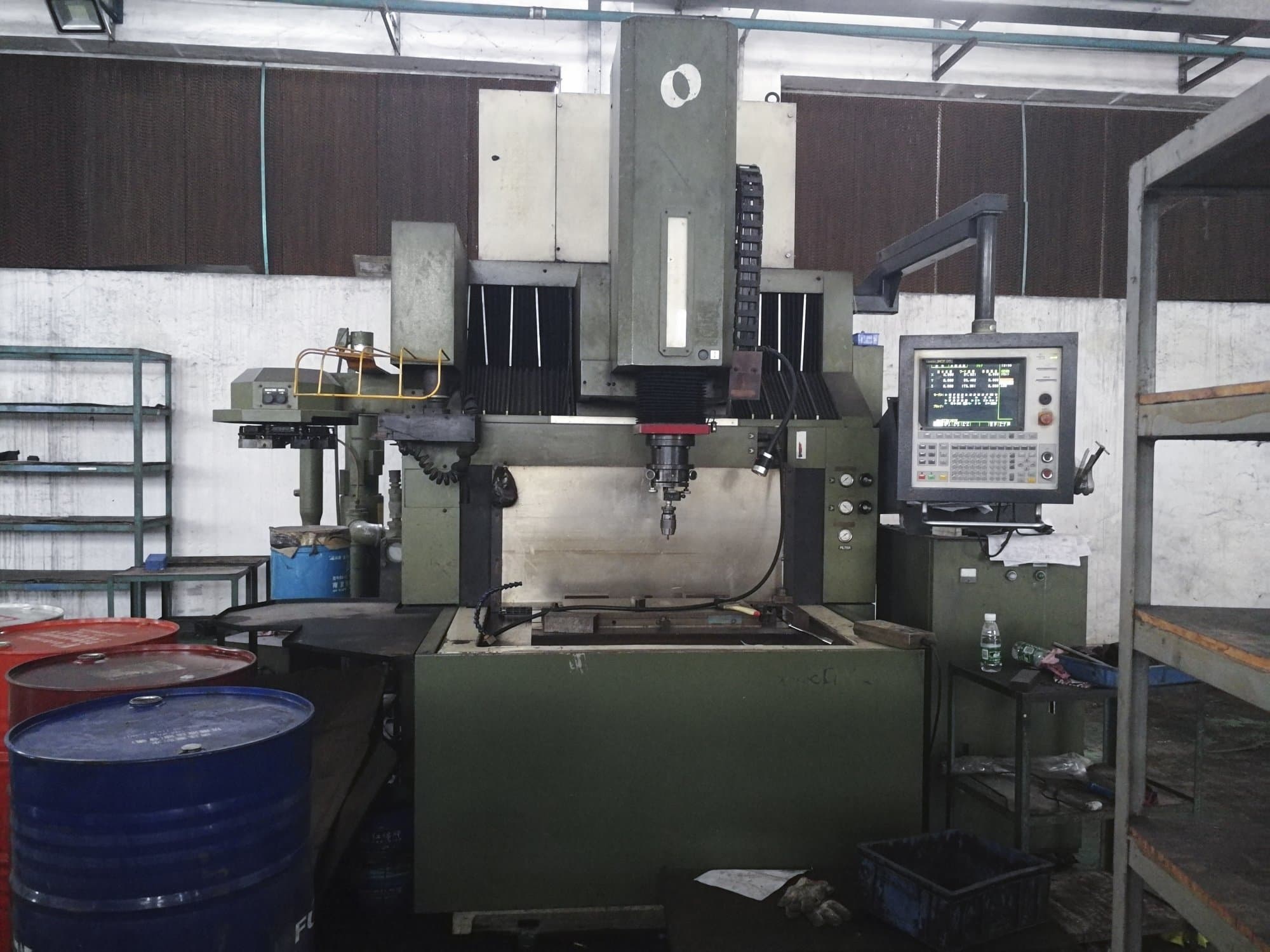 Makino-maskinen framifrånEDNC65