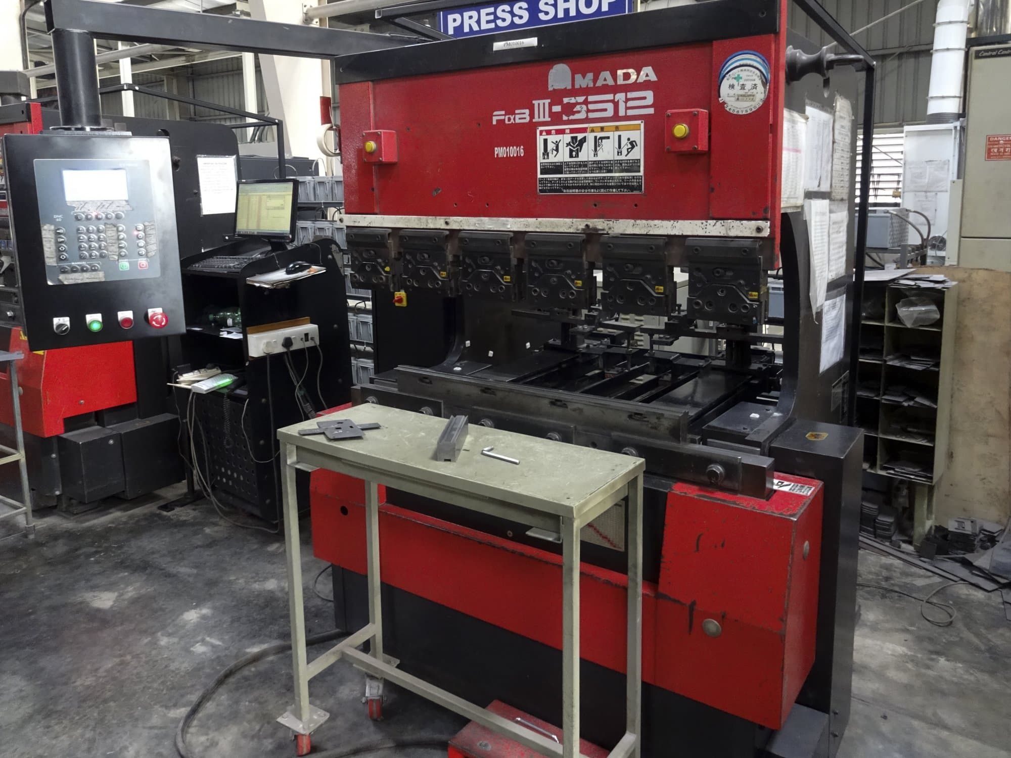 AMADA-maskinen sedd från högerFBD 3512 LD