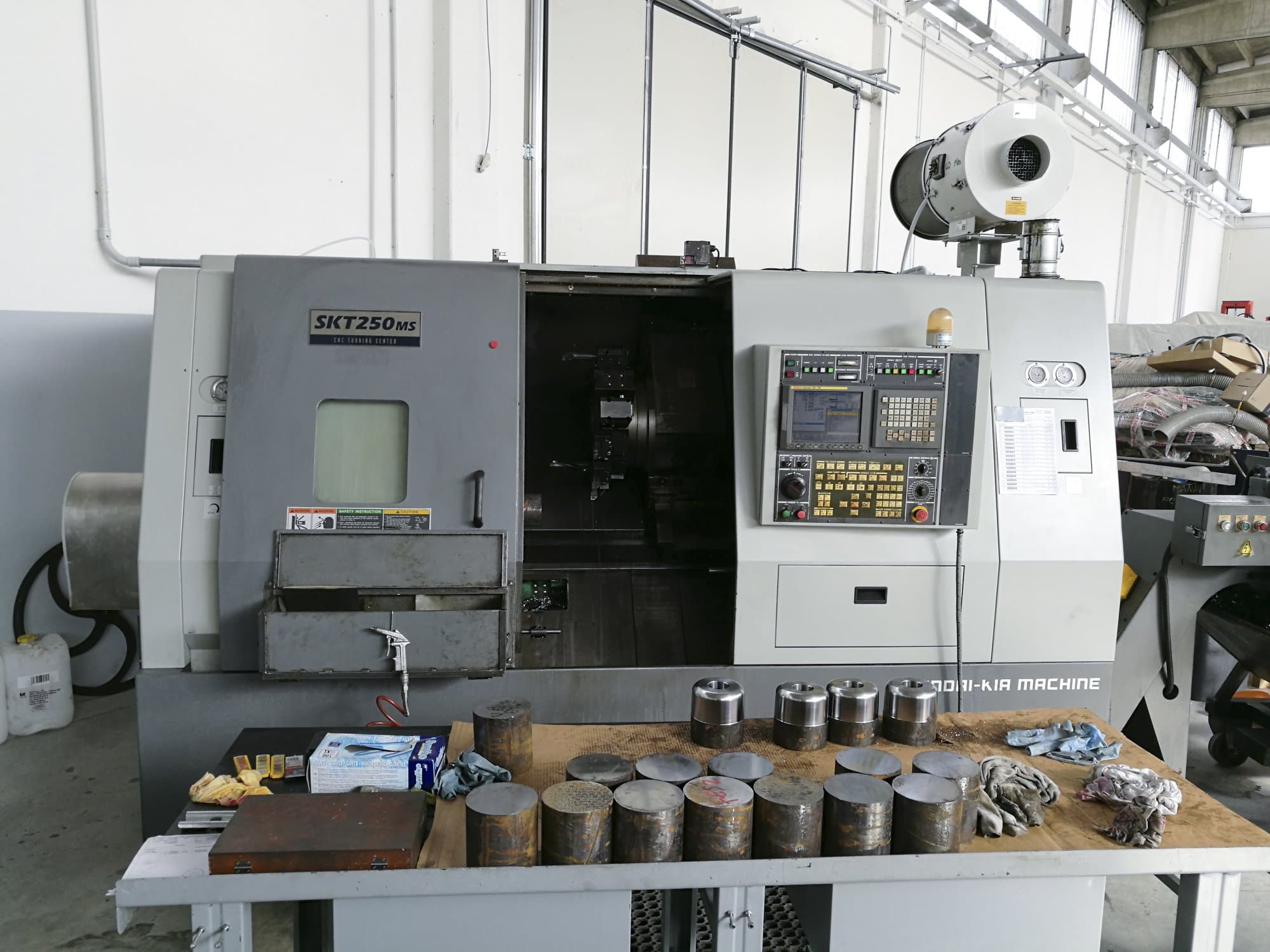 Hyundai Kia-maskinen framifrånSKT 250 MS