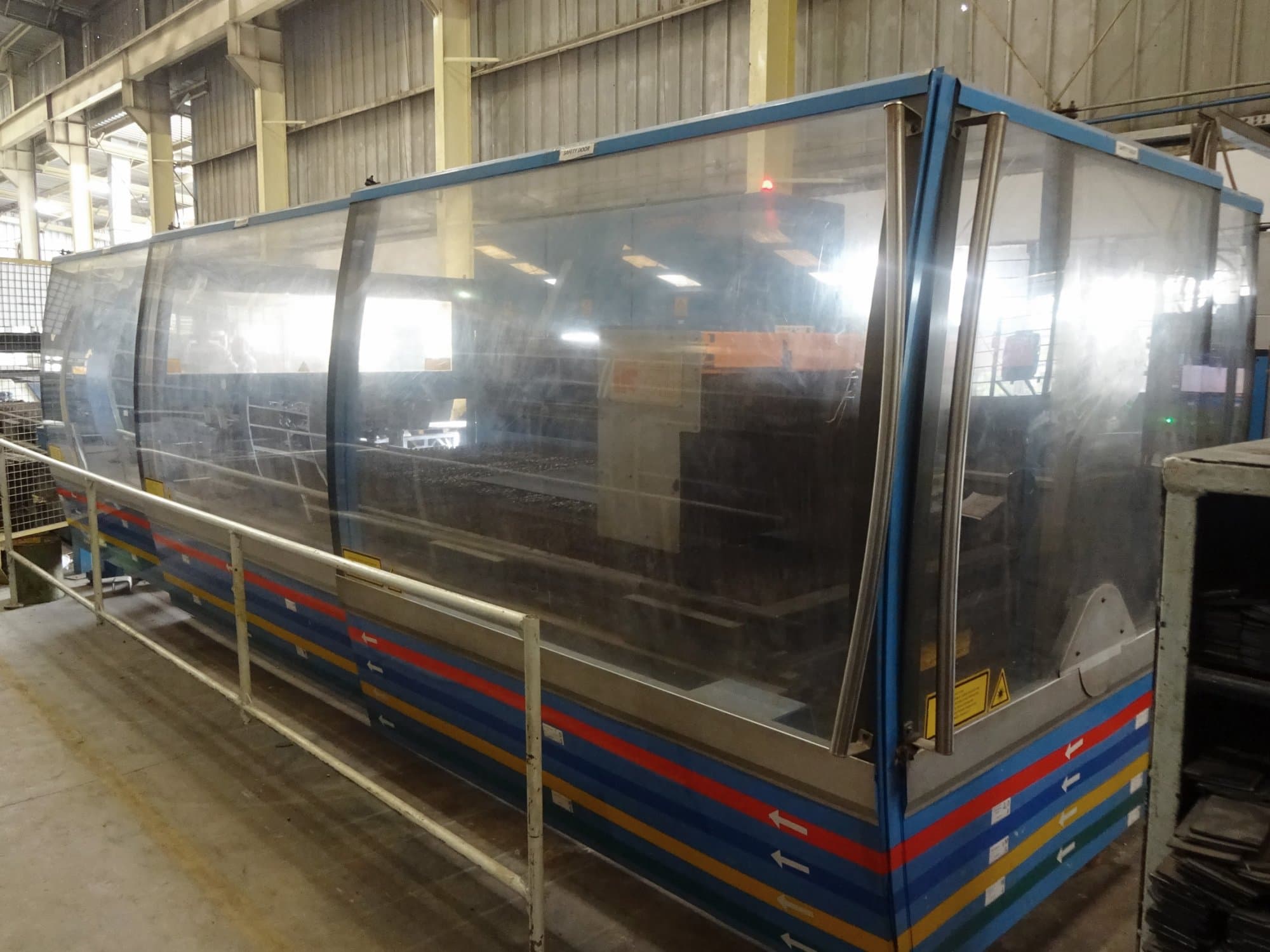 Prima Power-maskinen sedd från högerPlatino 2040