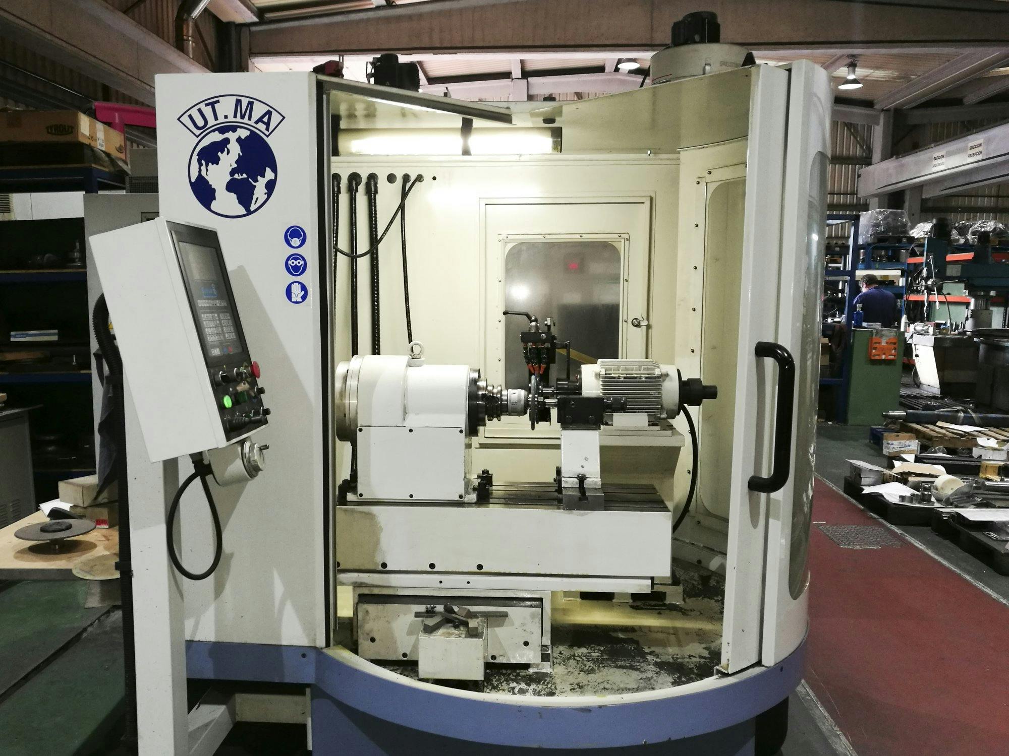 UT.MA-maskinen framifrånP20 CNC