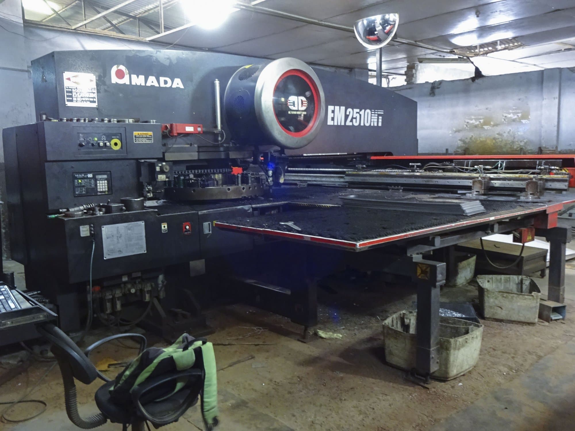 1 AMADA-maskinen framifrånEM2510NT