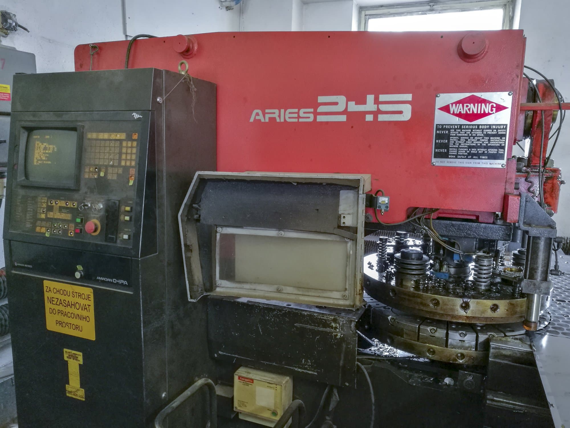 AMADA-maskinen framifrånARIES 245