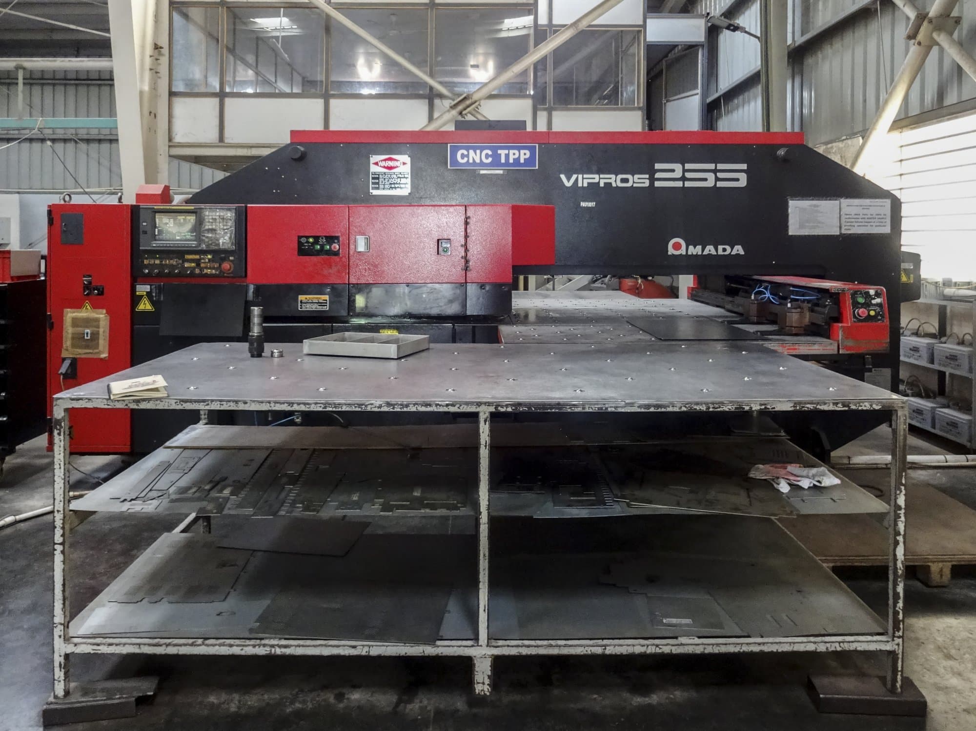 AMADA-maskinen framifrånVipros 255