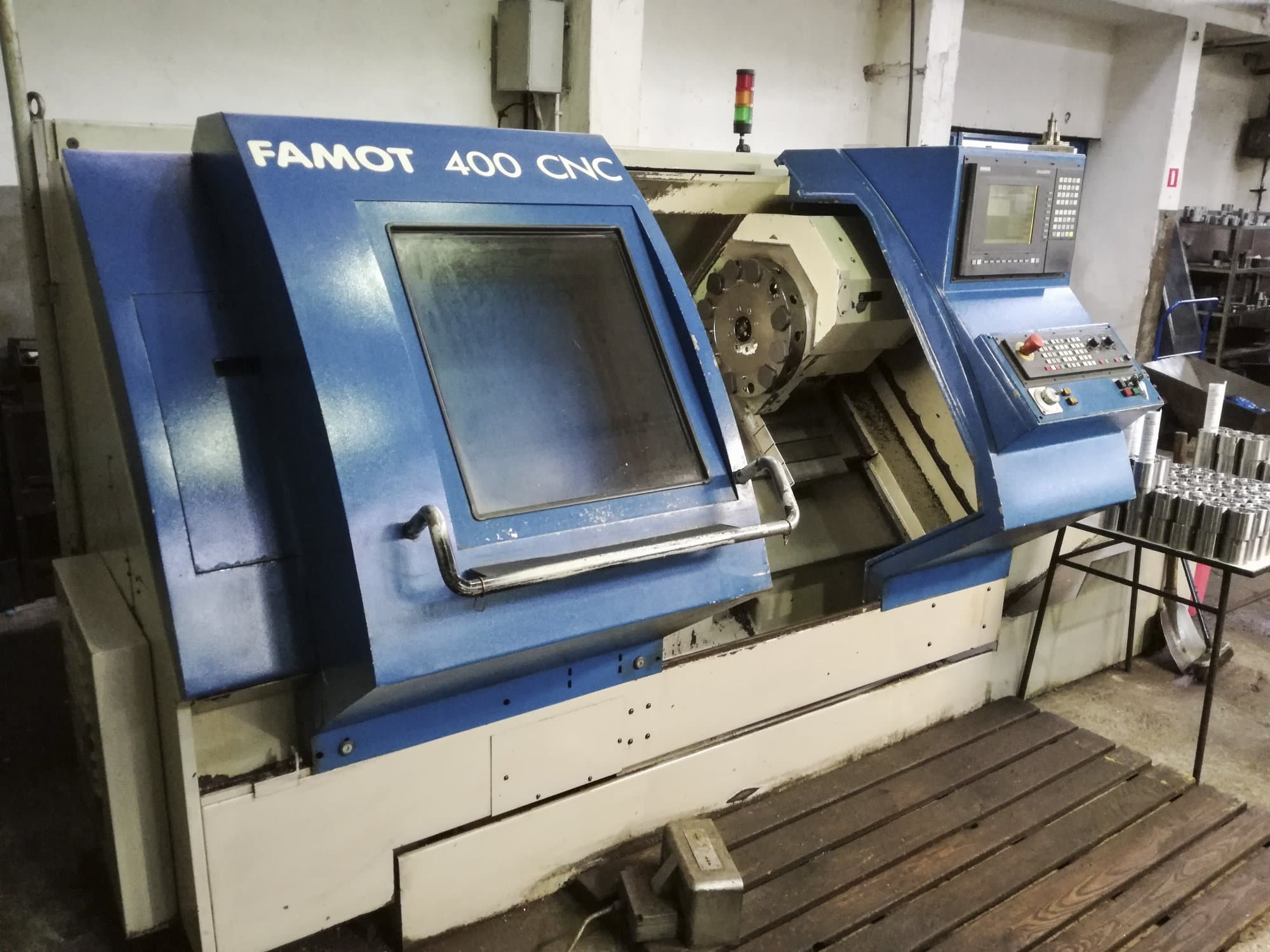 FAMOT-maskinen sedd från vänsterCNC 400