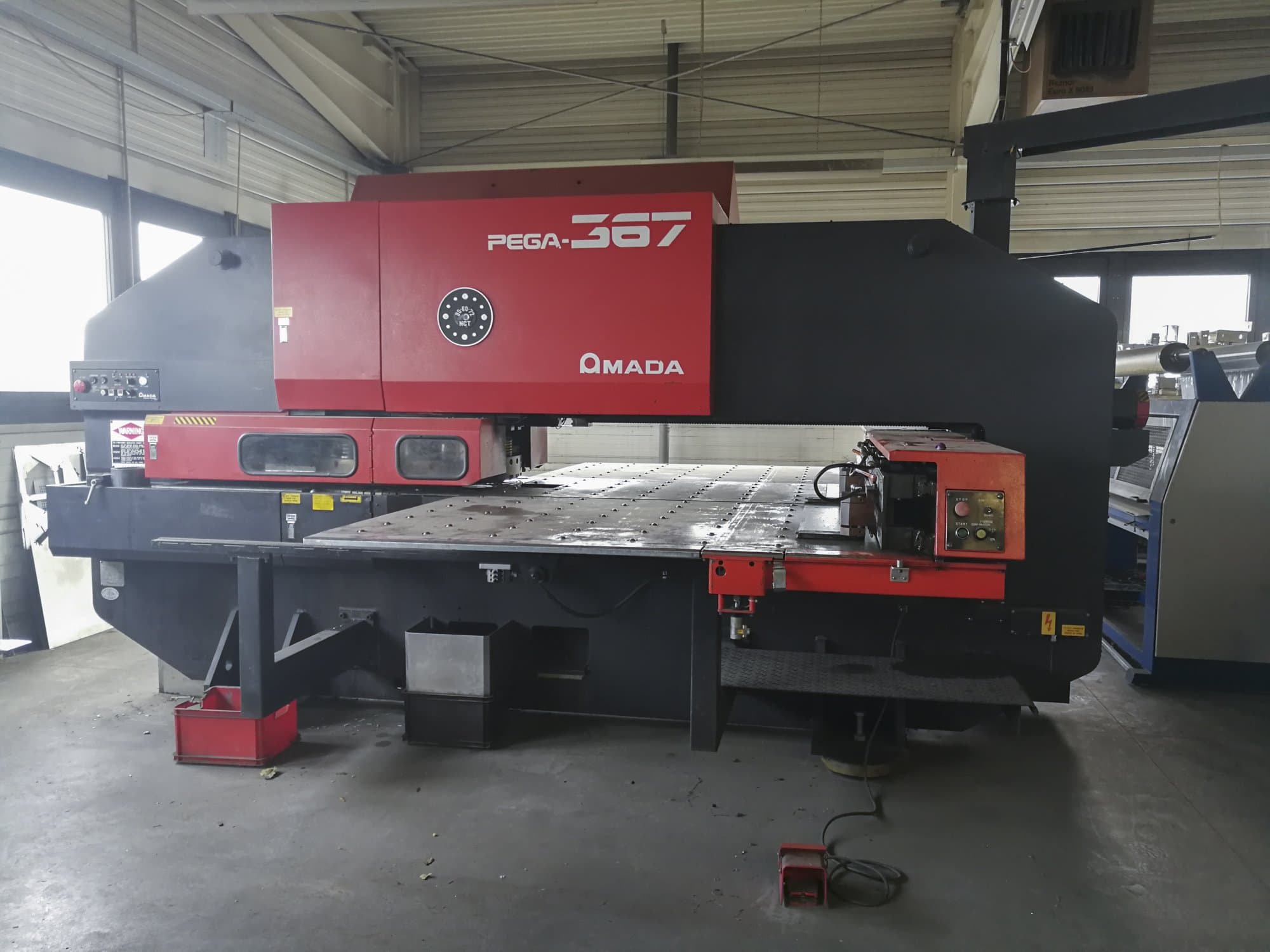 AMADA-maskinen framifrånPEGA 367