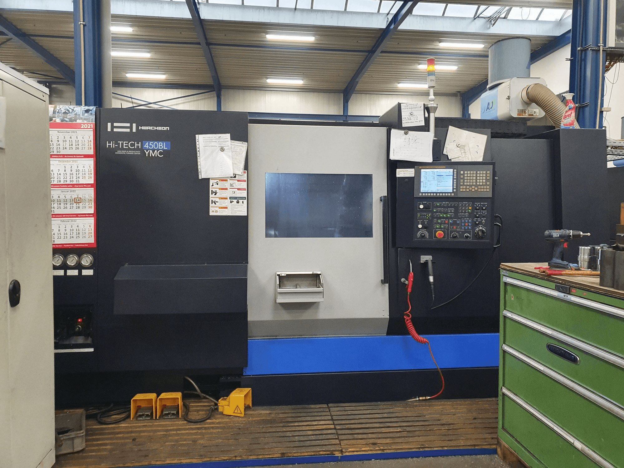 HWACHEON HI-TECH 450BL YMC-maskinen framifrån