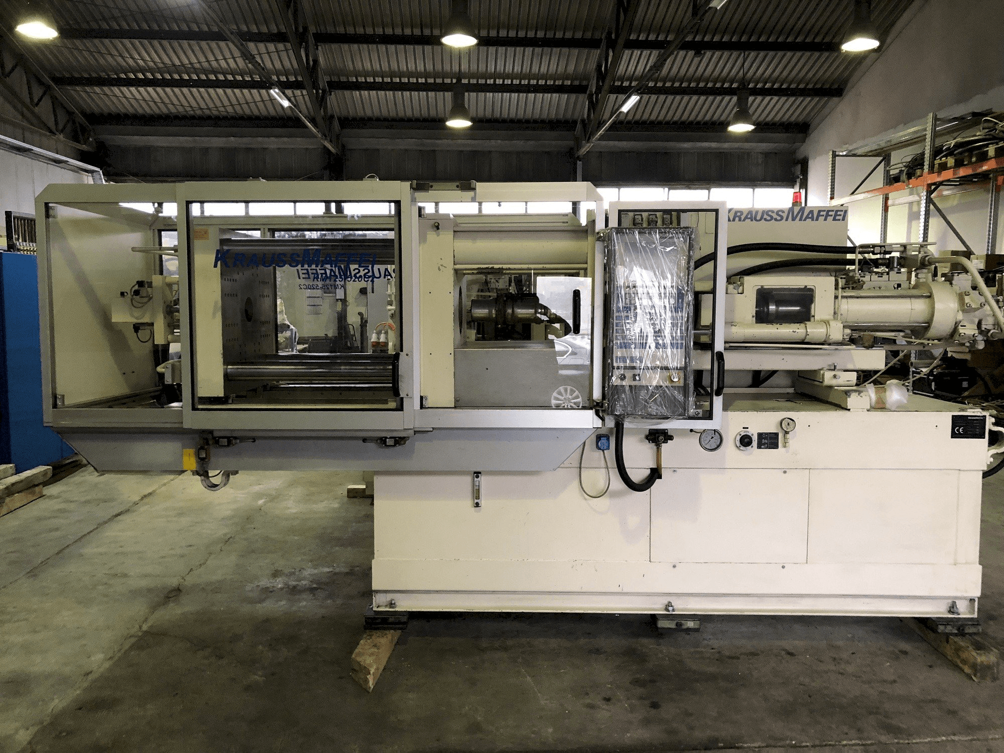 Krauss Maffei 125-520-maskinen framifrån