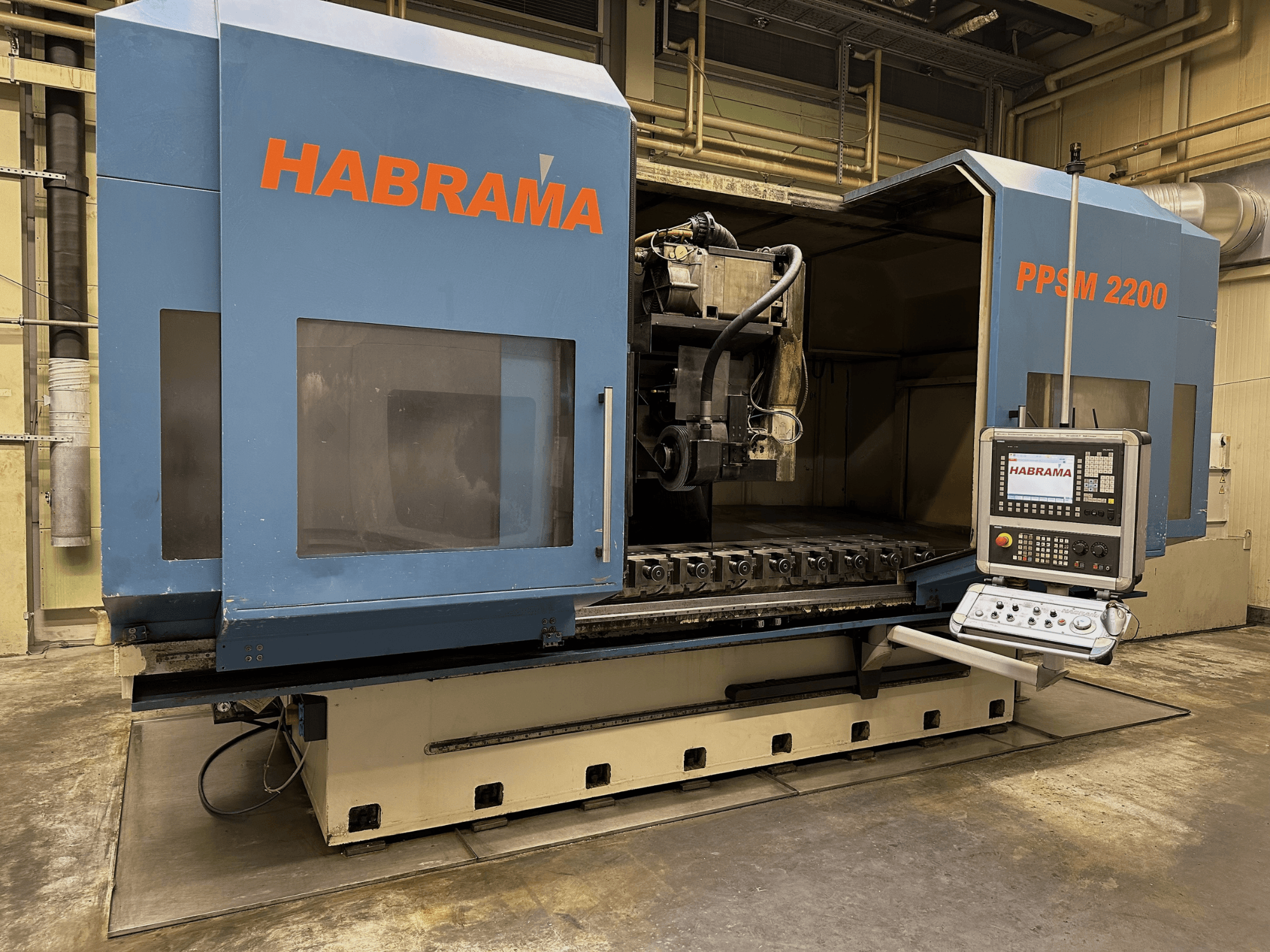 Habraman PPSM 2200 fräsmaskin, framifrån, med kontrollpanel och synlig verktygshållare med flera spännplatser.