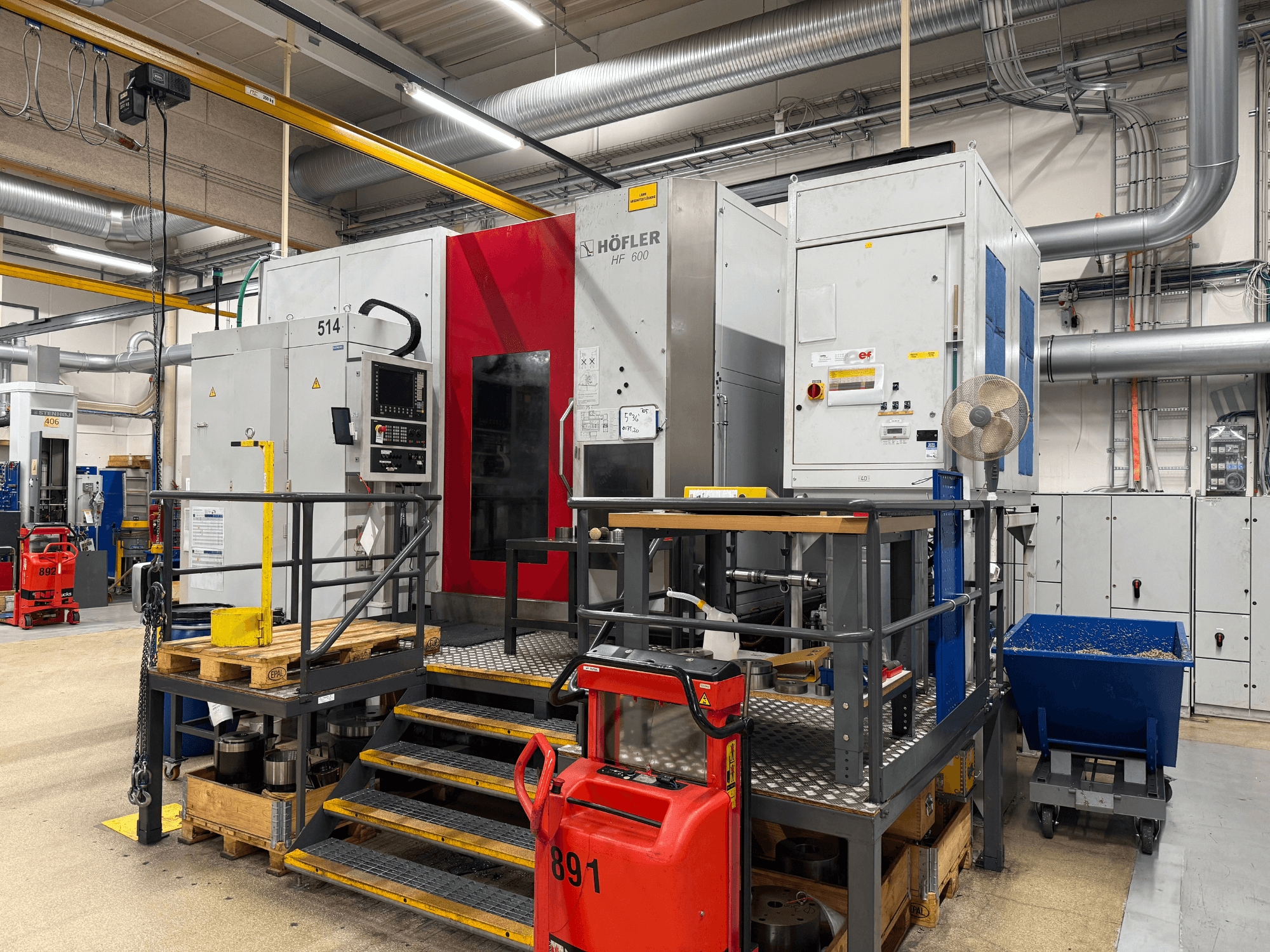 HOFLER HF 600 verktygsmaskin, sidovy, visar kontrollpanel, gul säkerhetsbarriär och omgivande verkstadsmiljö.