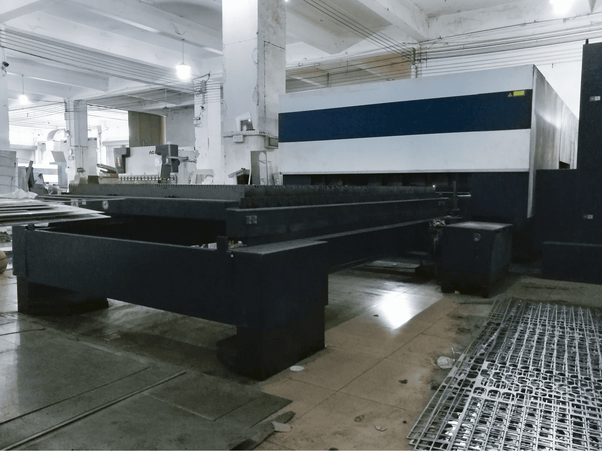 1 Trumpf-maskinen sedd från högerTruLaser 3030