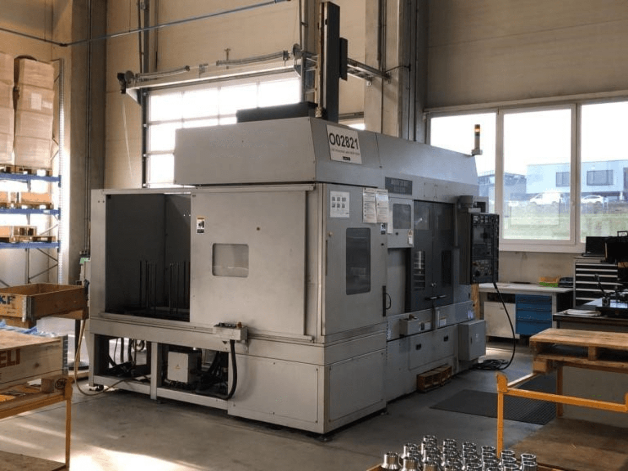 MORI SEIKI RL2500 flerspindlig svarv i en verkstad, som visar framsidan och produktionsområdet med verktyg.