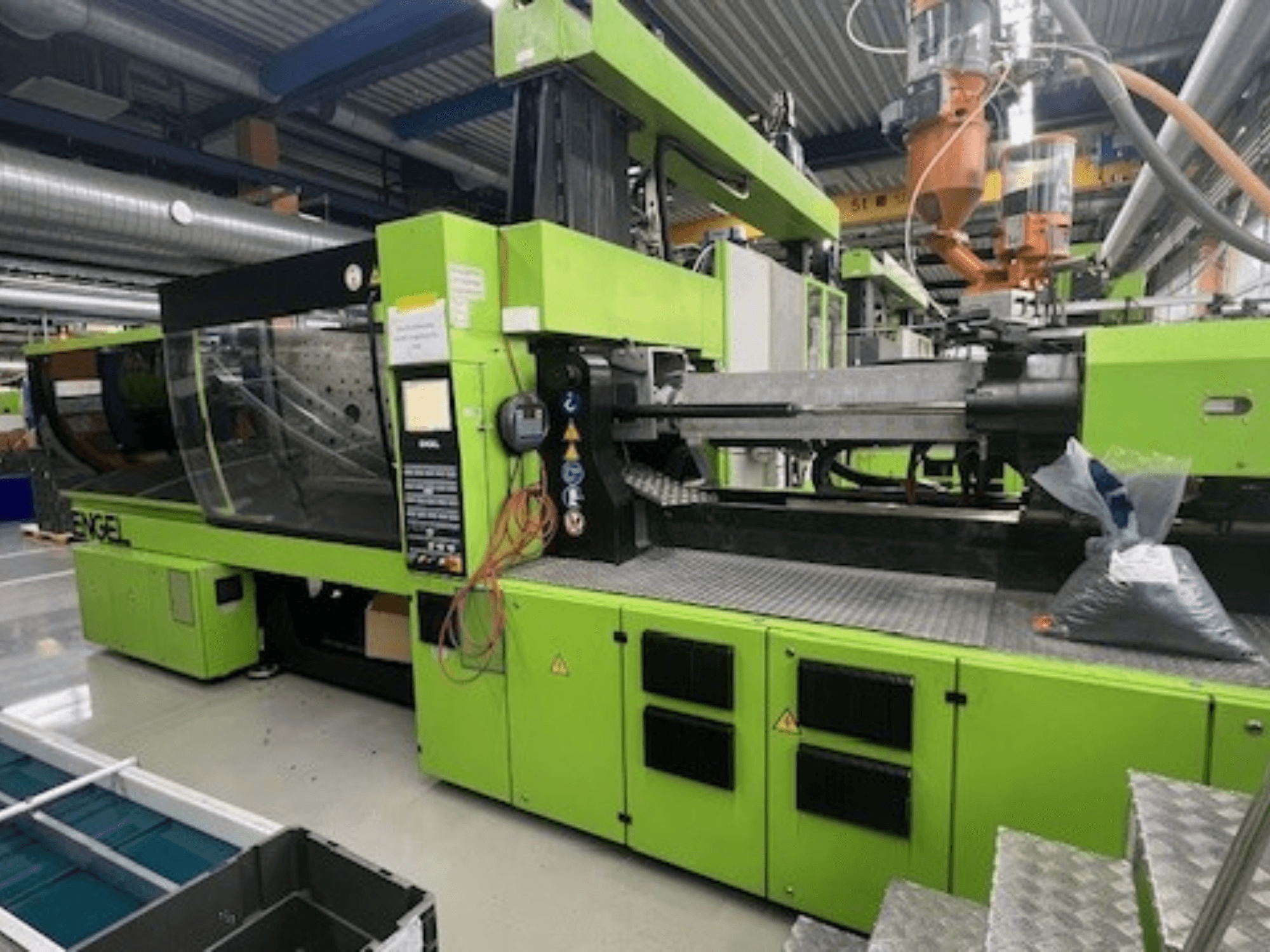 Engel Victory VC1800/300 P hydraulisk formsprutningsmaskin, grön exteriör, framifrån med kontrollpanel och arbetsutrymme synliga.