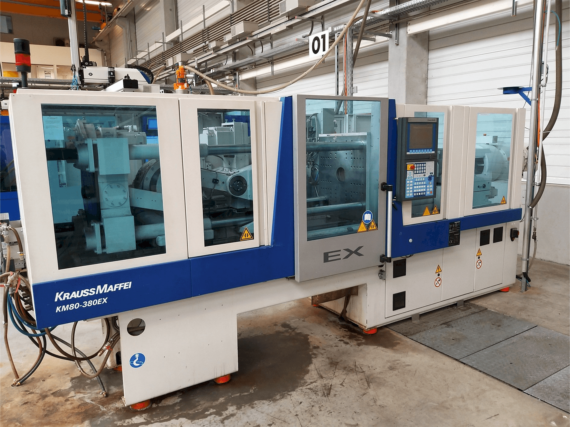 Krauss Maffei 80-380 Ex-maskinen framifrån