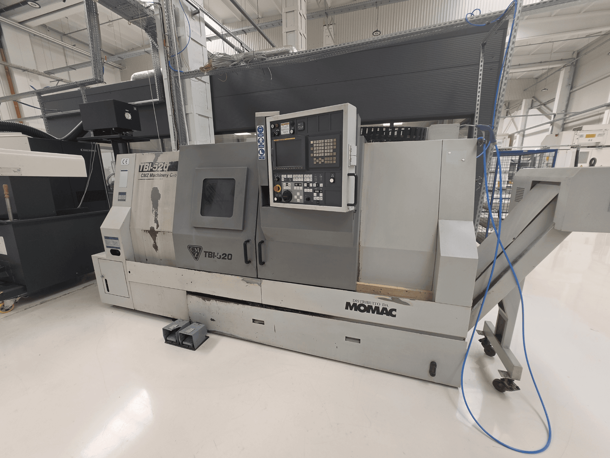 CMZ TBI-520 horisontell svarv, sidovy, som visar kontrollpanelen och detaljer på maskinen i en ren industriell miljö.