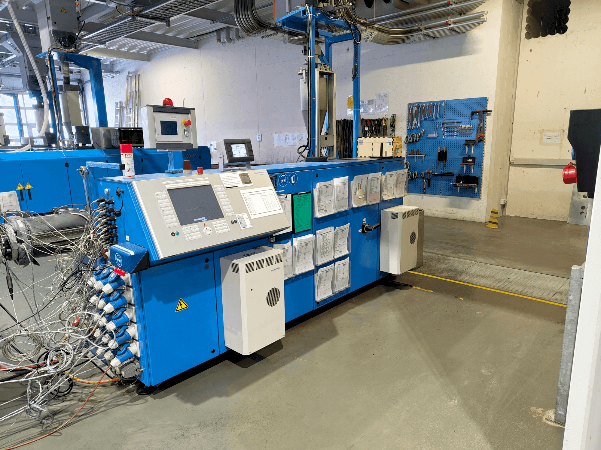 Krauss Maffei KME 75-36 R AC-maskinen framifrån